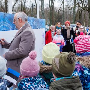В соответствии с темой года, в этом году вместе с президентской четой поздравления Эстонской Республике направили представители разных этнических общин (Рауль Меэ).