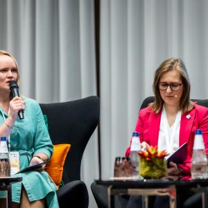 Rahvusvahelise lõimumiskonverentsi moderaator Kai Klandorf, Lea Danilson-Järg (Isamaa). Foto: Erlend Štaub