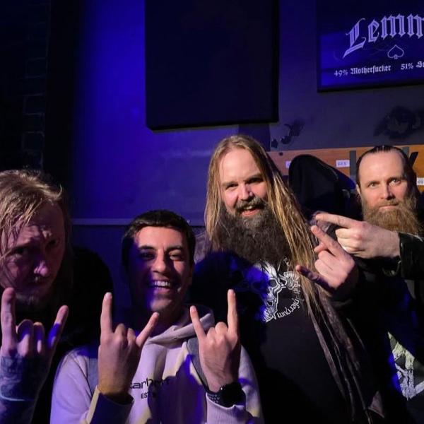 Furkan avastas Eesti folk metal bändi Metsatöll. Just nende lood olid põhjuseks, miks tärkas Furkanis huvi põhjamaise riigi vastu, mida ta polnud kunagi külastanud.